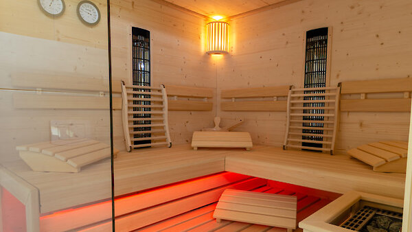 Geräumige Sauna im Chalet